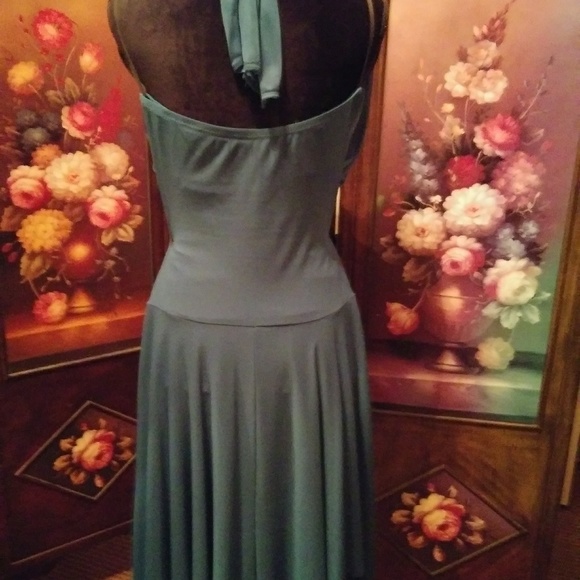 Backless beauty - Picture 3 of 5